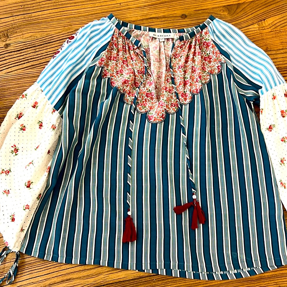 Gorgeous blouse from Italian designer D’Ascoli. Size XS. The details are amazing
